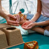 Twee kinderen in de hamsterbox met verschillende accessoires