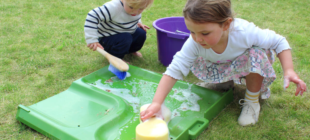 Het schoonmaken van de Eglu Go UP is kinderspel! De gladde oppervlakken kunnen worden afgenomen, om uw kippen moeiteloos een hygiënisch onderkomen te geven