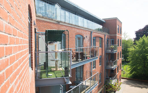 De veilige balkon kattenren is 92cm diep en past op vrijwel elk balkon en dakterras