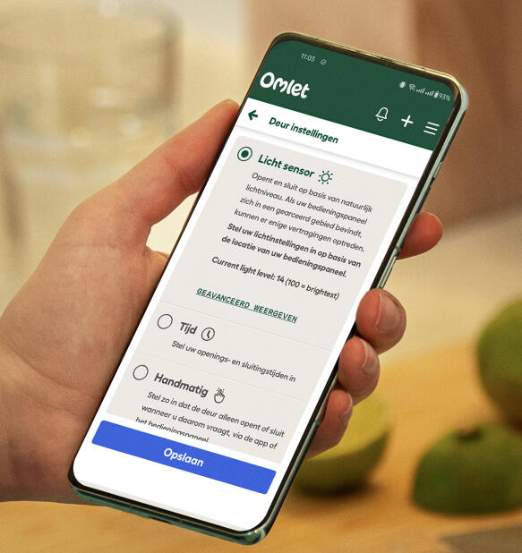 Omlet app-scherm op een telefoon met de status van een automatische deur