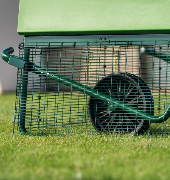 Close-up van de Eglu Pro grote kippenhokren met wielen voor gemakkelijk manoeuvreren.